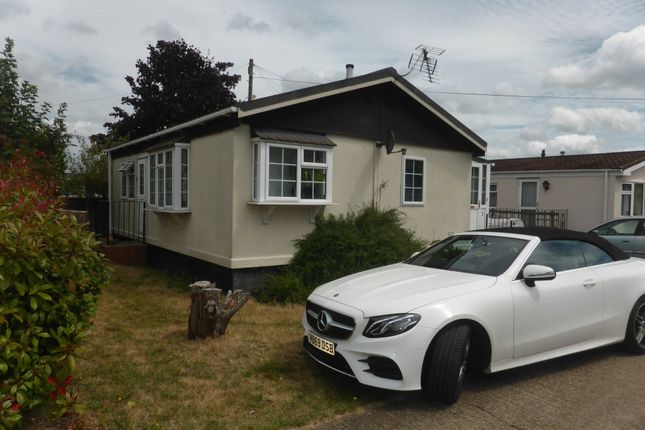 Mobile/park home for sale in Avenue Two, Meadowlands, Addlestone