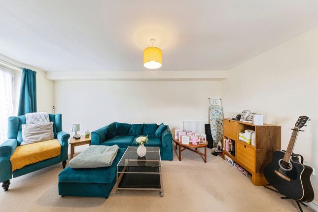 15, Florey Gardens, Aylesbury photo 4