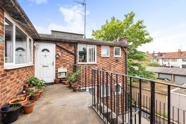 Flat for sale in Cat Hill, East Barnet, Barnet