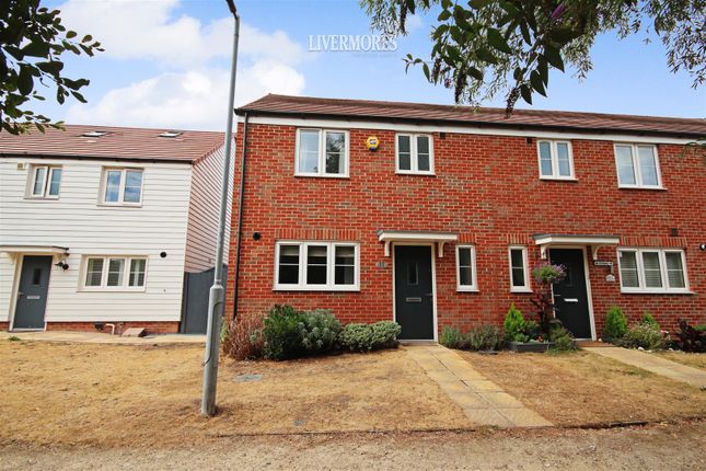 End terrace house to rent in Henry Walk, Dartford, Kent
