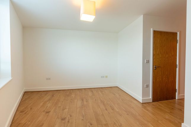 Apt 32, Marina Point West Chatham Quays Dock Head Road, Chatham photo 5