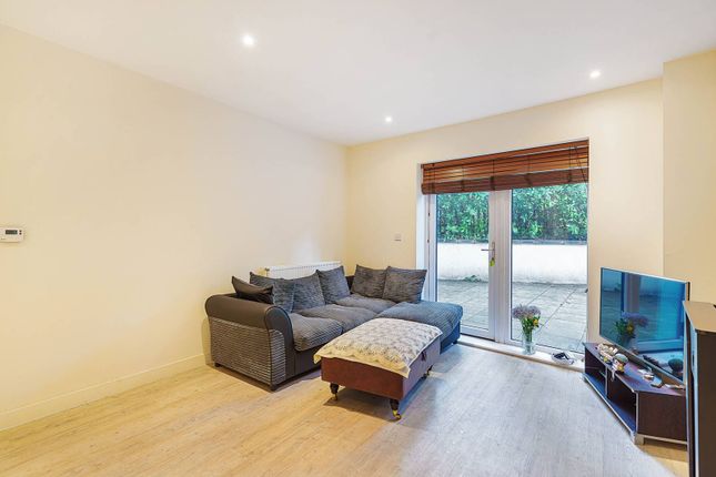 Flat to rent in Royal Court, Harrow, Stanmore
