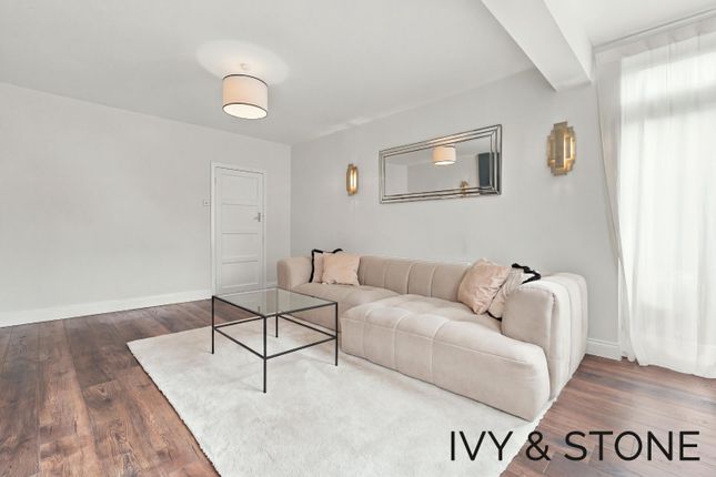 38, Chiltern Way, Woodford Green photo 3