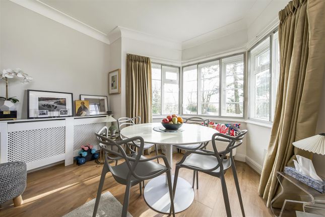 Flat for sale in Great West Road, Hounslow