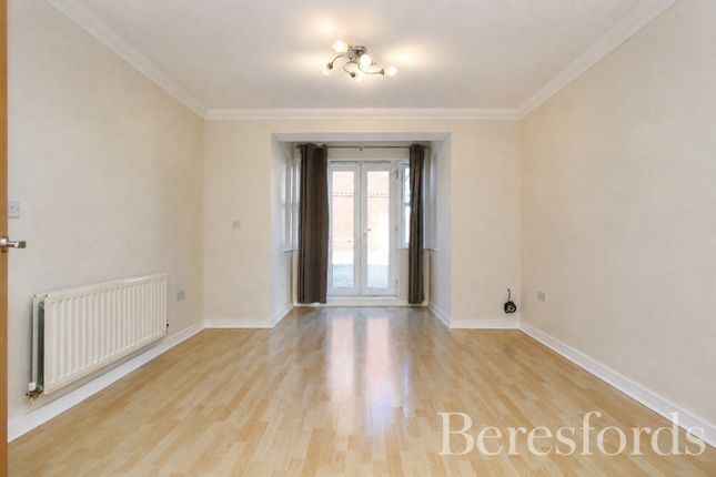 27, Sawyers Grove, Brentwood photo 3