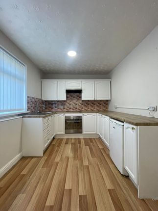 34, Woodend Court, Bradford photo 4