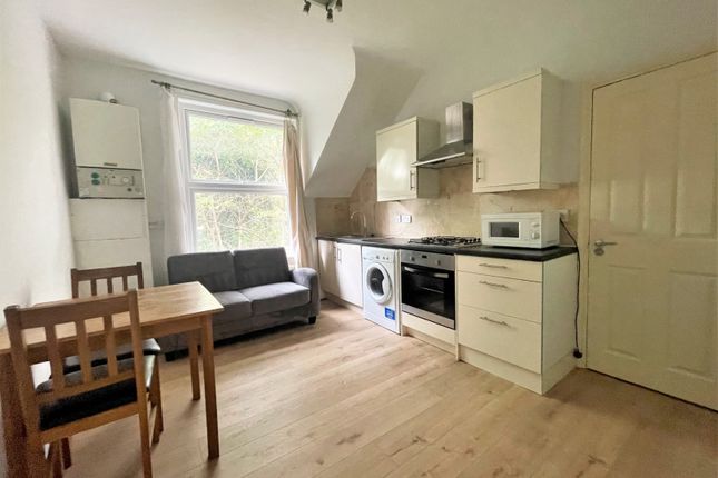 Flat 4, 10 Aldrington Road, London photo 2