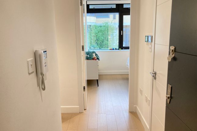 Flat to rent in Very Near New Horizons Court Area, Brentford