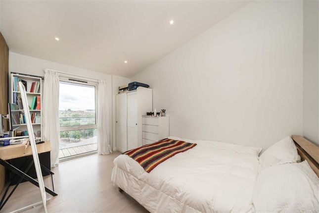 Flat 49, 21, Plough Road, London photo 5