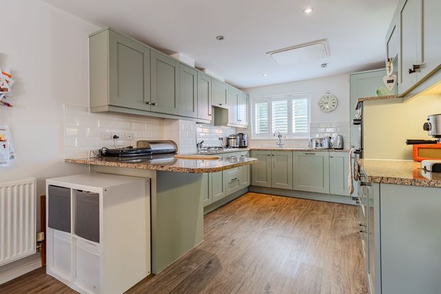 24 Hastings Meadow Close, Leicester photo 2