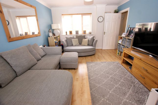 16, Oak Close, Wimborne photo 2