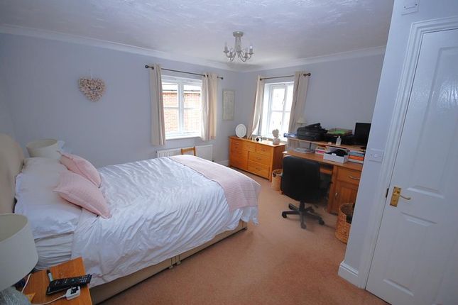 Flat to rent in Mascot Square, Colchester