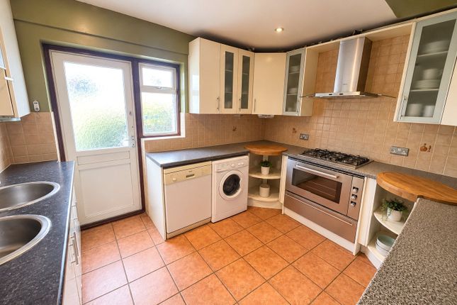 18, Willow Gardens, Greater London photo 3