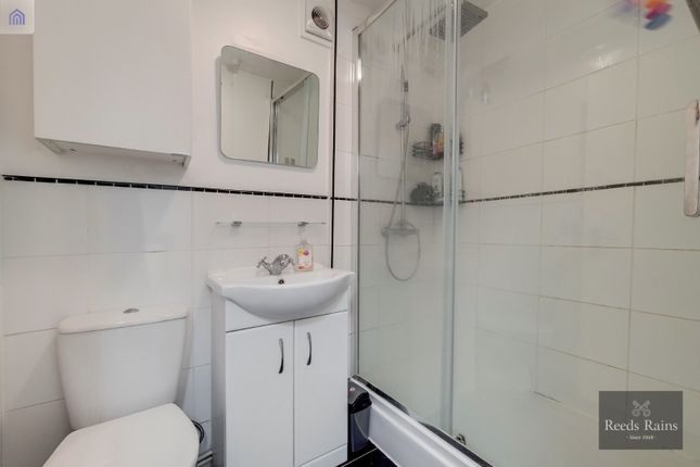 Flat for sale in Walworth Road, London