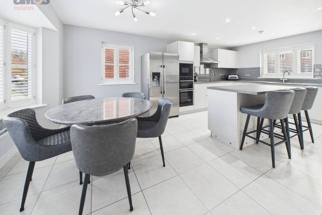 13 Alice Gardens, Rochford, Essex photo 4
