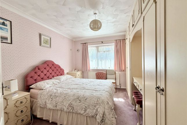 6, Chequers Close, Lymington photo 3
