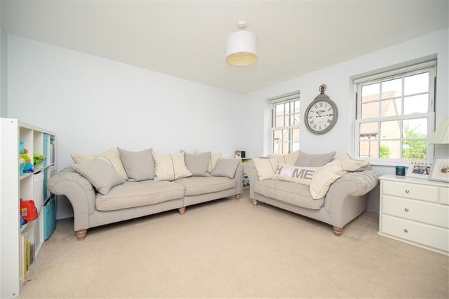 Whittaker Drive, Horley photo 4