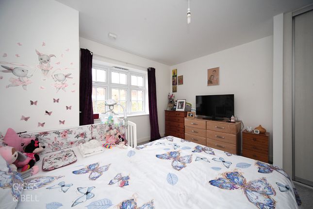 Flat for sale in Armstrong Road, Luton, Bedfordshire