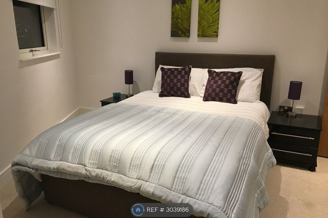 Flat, Admirals Tower Dowells Street, London photo 3