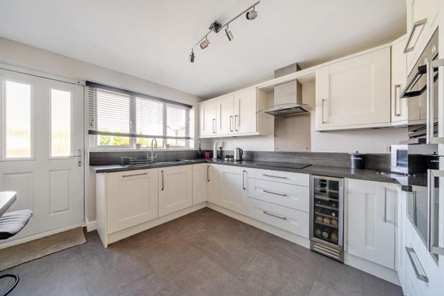 35, Thorncliffe Way, Barnsley photo 3
