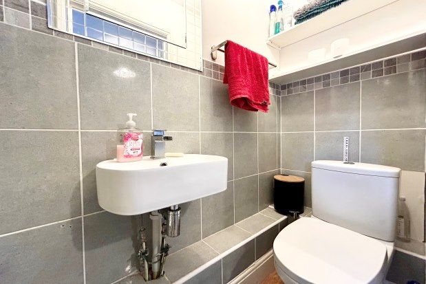 Flat to rent in Clifton Road, Gravesend