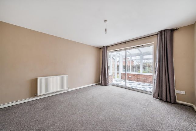 19, Petrel Close, Wokingham photo 2
