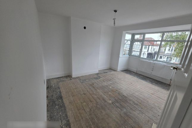 72, Holmstall Avenue, Edgware photo 4