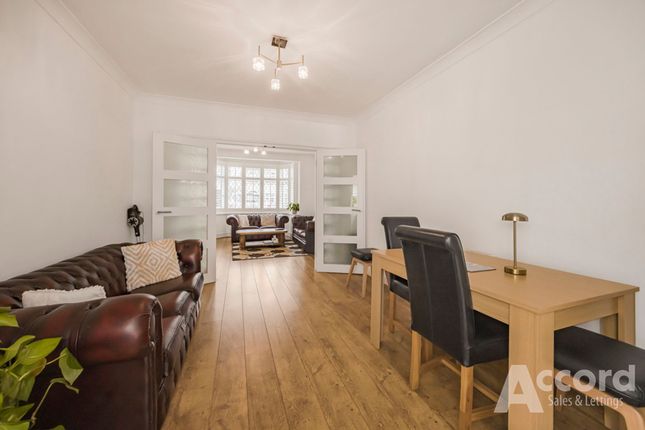 17 Heather Avenue, Romford photo 4