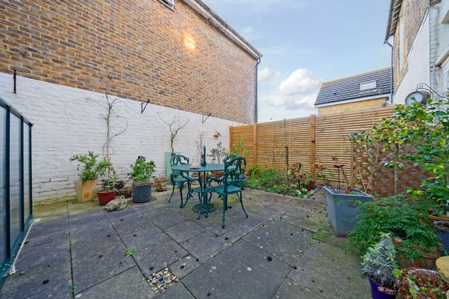 Apt 1, The Old School Lower Road, Sittingbourne photo 4