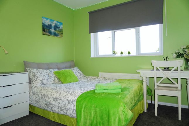 Room 4, Hathaway Gardens, London photo 3