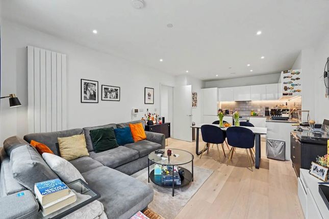 210 Banyan Court, 2, Regalia Close, London photo 3