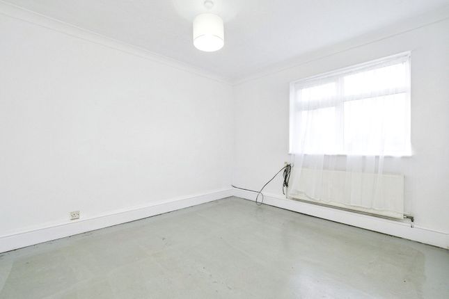 13, Thurlby Close, Woodford Green photo 4