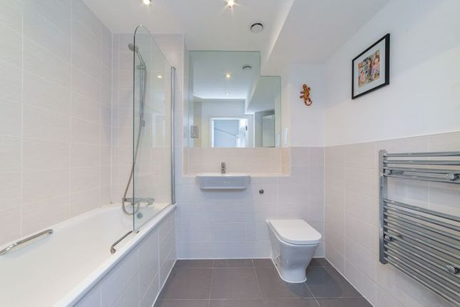 Flat for sale in Two Double Beds, Two Bath, Roof Terrace