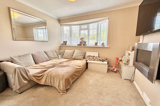 11, Bernard Close, Dunstable photo 4