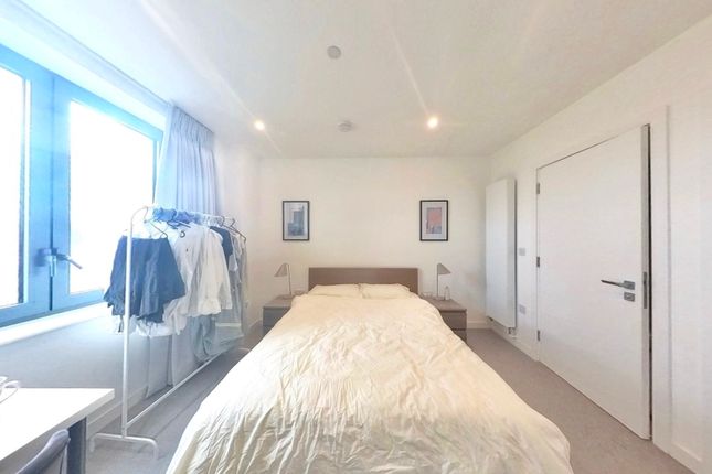 Apartment 806, Skyline Apartments, London photo 4