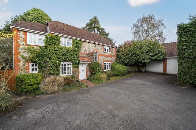 4-bed detached on 30, Perry Way, Lightwater, £760,000