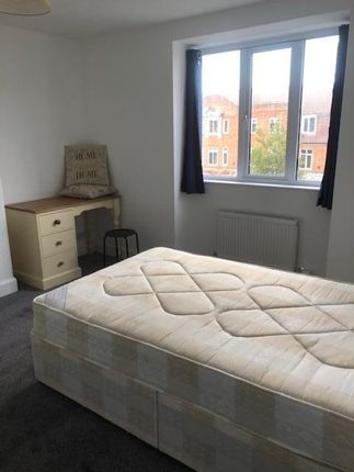 Thumbnail Shared accommodation to rent in Stoneleigh Broadway, Epsom, Surrey