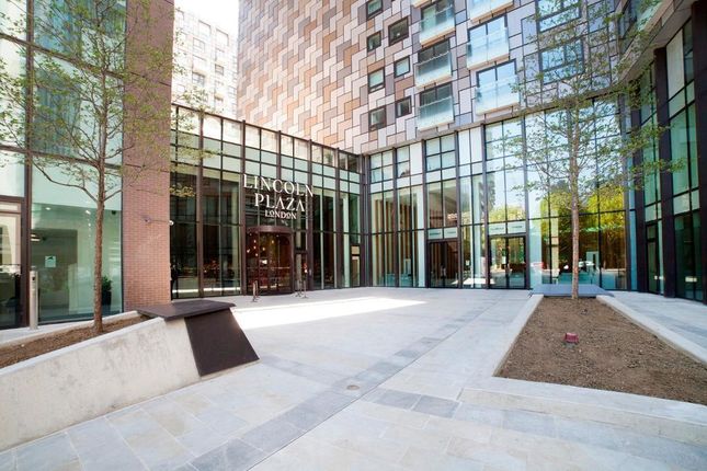 Thumbnail Flat to rent in Duckman Tower, 3 Lincoln Plaza, Canary Wharf, South Quay, London