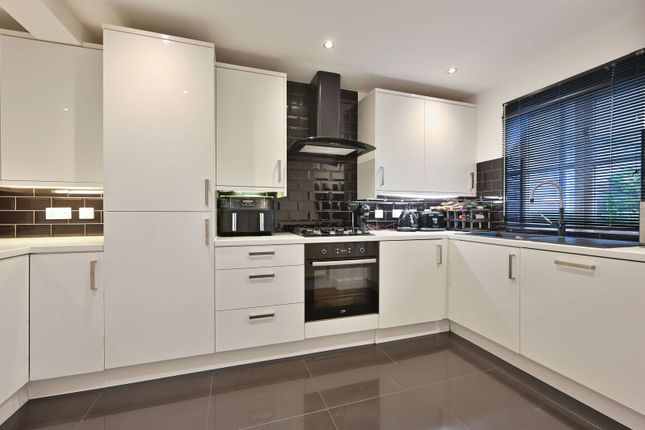 Montague Hall Place, Bushey photo 2