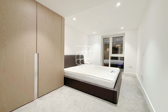 Flat to rent in Ariel House, London