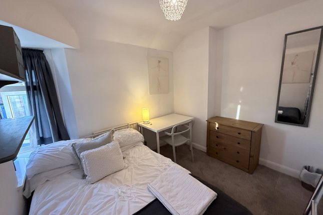 7, Garden Road, Walton-on-Thames photo 3