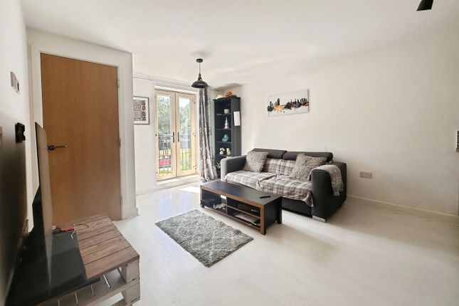104, Holts Crest Way, Leeds photo 2