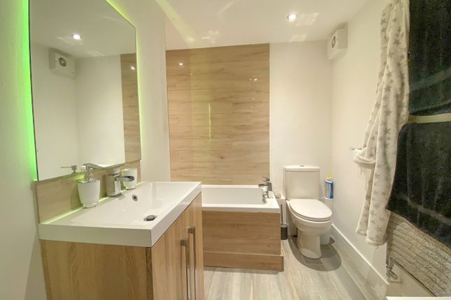Flat 2, 5, Thames Street, Eynsham photo 4