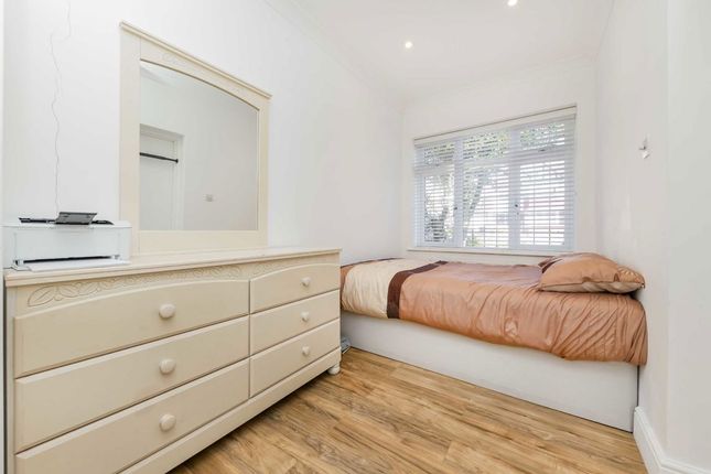 16, Rossdale Drive, London photo 4