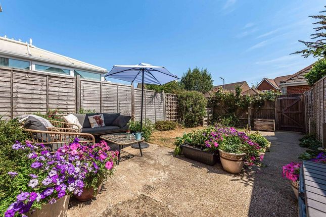 29, Caspian Close, Chichester photo 2