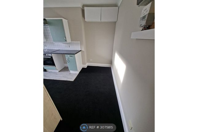 Flat, Hatherley Grove, London photo 4