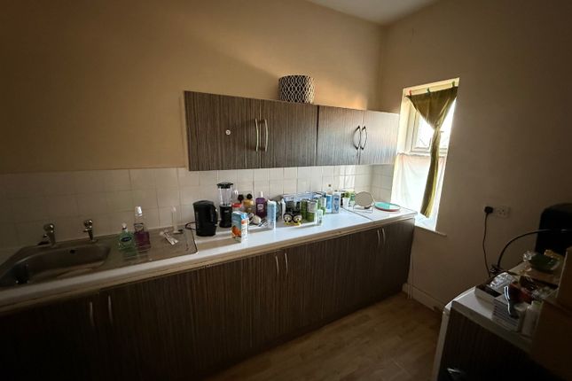Flat 2, Forest Road West, NG7 photo 3