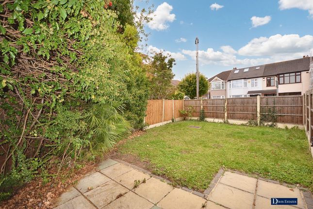 99 Belgrave Avenue, Romford photo 4