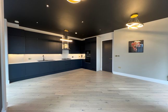 Town house for sale in The Penthouse, High Road, Whetstone, London