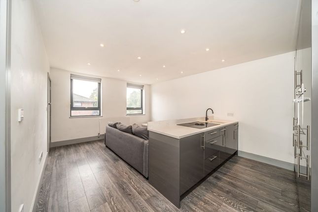 Flat 2, 4, Brentford Business Centre, Brentford photo 2